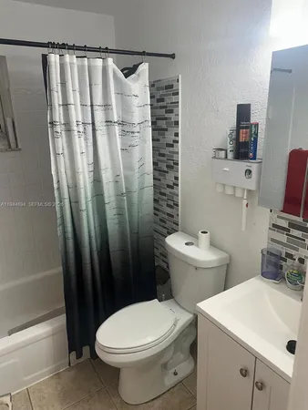 $3,000 | 984 West 40th Street, Unit 2, Hialeah, FL 33012