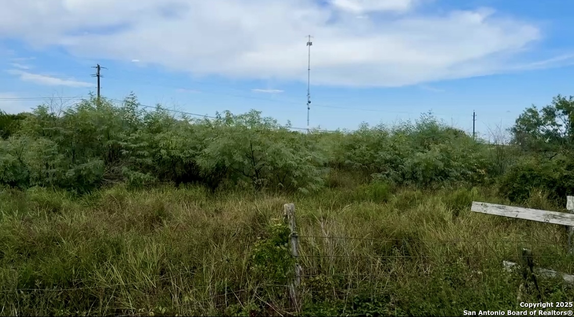 57 Key Road Victoria, TX 77905 - Photo 3 of 5 a view of a garden from a balcony
