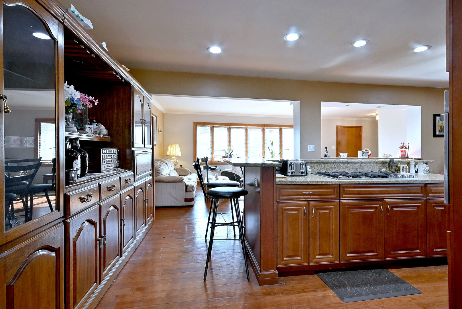 357 North Pioneer Drive Addison, IL 60101 - Photo 7 of 26 a kitchen with lots of counter top space