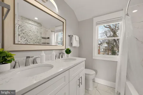 $699,900 | 2712 Fort Drive, Alexandria, VA 22303