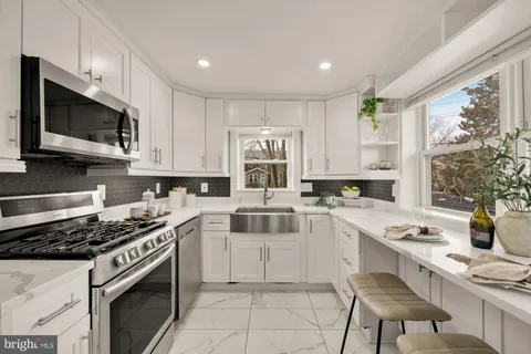 $699,900 | 2712 Fort Drive, Alexandria, VA 22303