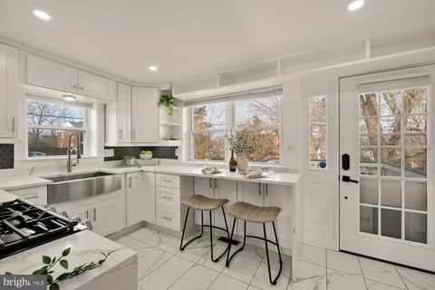 $699,900 | 2712 Fort Drive, Alexandria, VA 22303