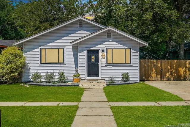 $1,900 | 915 West Gramercy Place, San Antonio, TX 78201