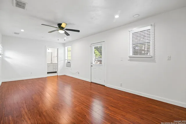 $1,900 | 915 West Gramercy Place, San Antonio, TX 78201