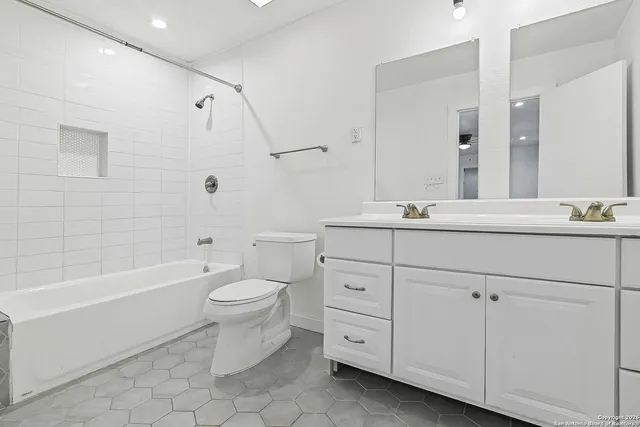 $1,900 | 915 West Gramercy Place, San Antonio, TX 78201