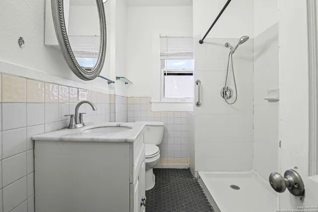 $1,900 | 915 West Gramercy Place, San Antonio, TX 78201