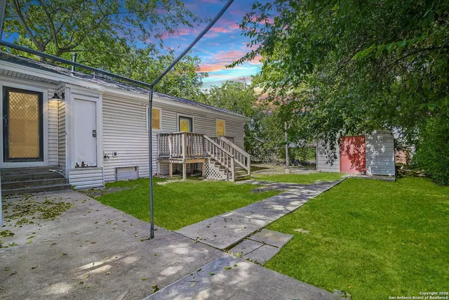 $1,900 | 915 West Gramercy Place, San Antonio, TX 78201