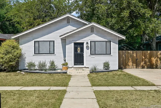 $1,900 | 915 West Gramercy Place, San Antonio, TX 78201