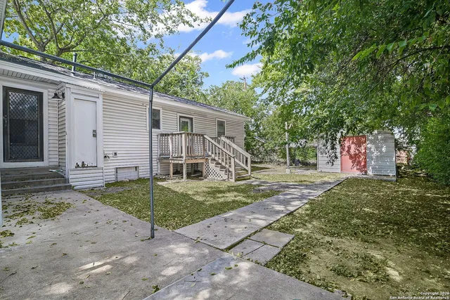 $1,900 | 915 West Gramercy Place, San Antonio, TX 78201