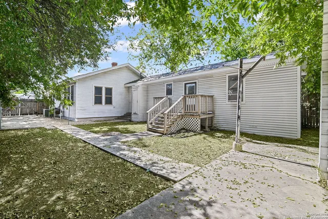 $1,900 | 915 West Gramercy Place, San Antonio, TX 78201