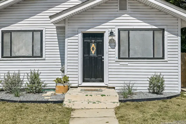 $1,900 | 915 West Gramercy Place, San Antonio, TX 78201