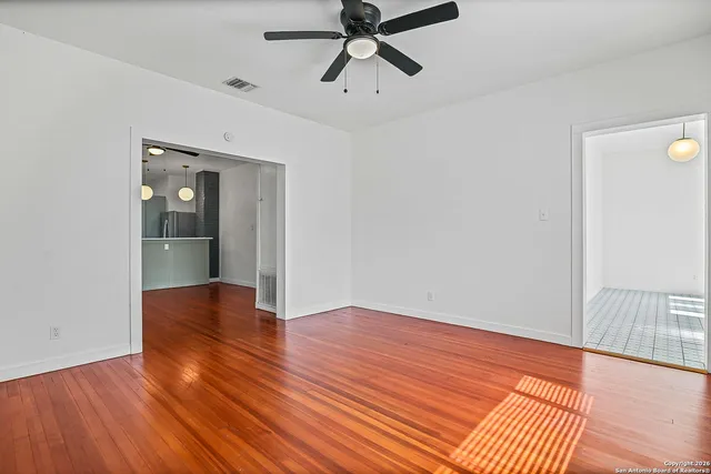 $1,900 | 915 West Gramercy Place, San Antonio, TX 78201