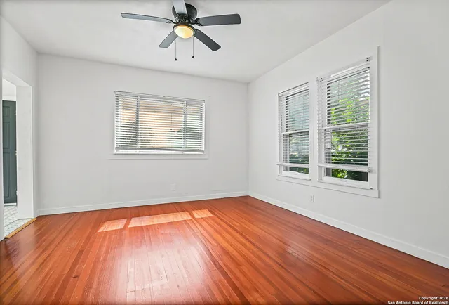 $1,900 | 915 West Gramercy Place, San Antonio, TX 78201