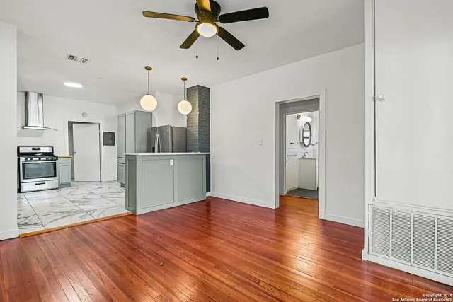 $1,900 | 915 West Gramercy Place, San Antonio, TX 78201