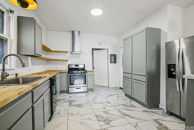 $1,900 | 915 West Gramercy Place, San Antonio, TX 78201