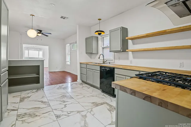 $1,900 | 915 West Gramercy Place, San Antonio, TX 78201