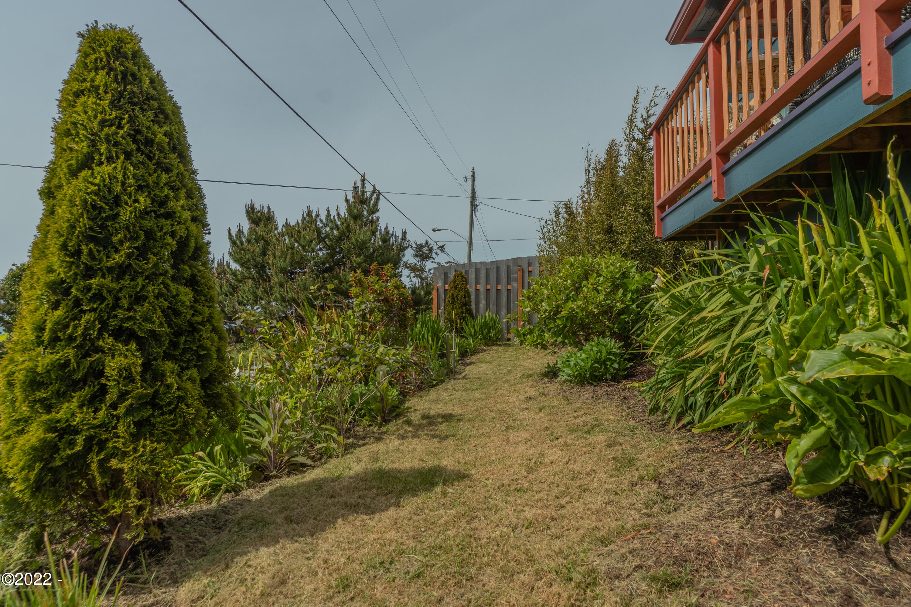 127 Southwest Hurbert Street Newport, OR 97365 - Photo 4 of 20 Front yard