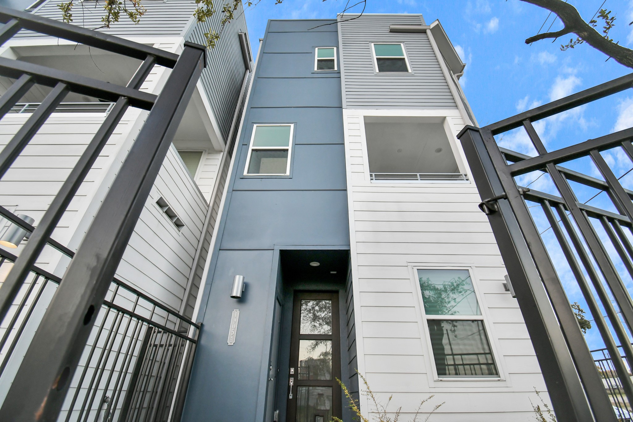 1905 Maury Street, Unit A Houston, TX 77026 - Photo 6 of 44 a view of a house with many windows