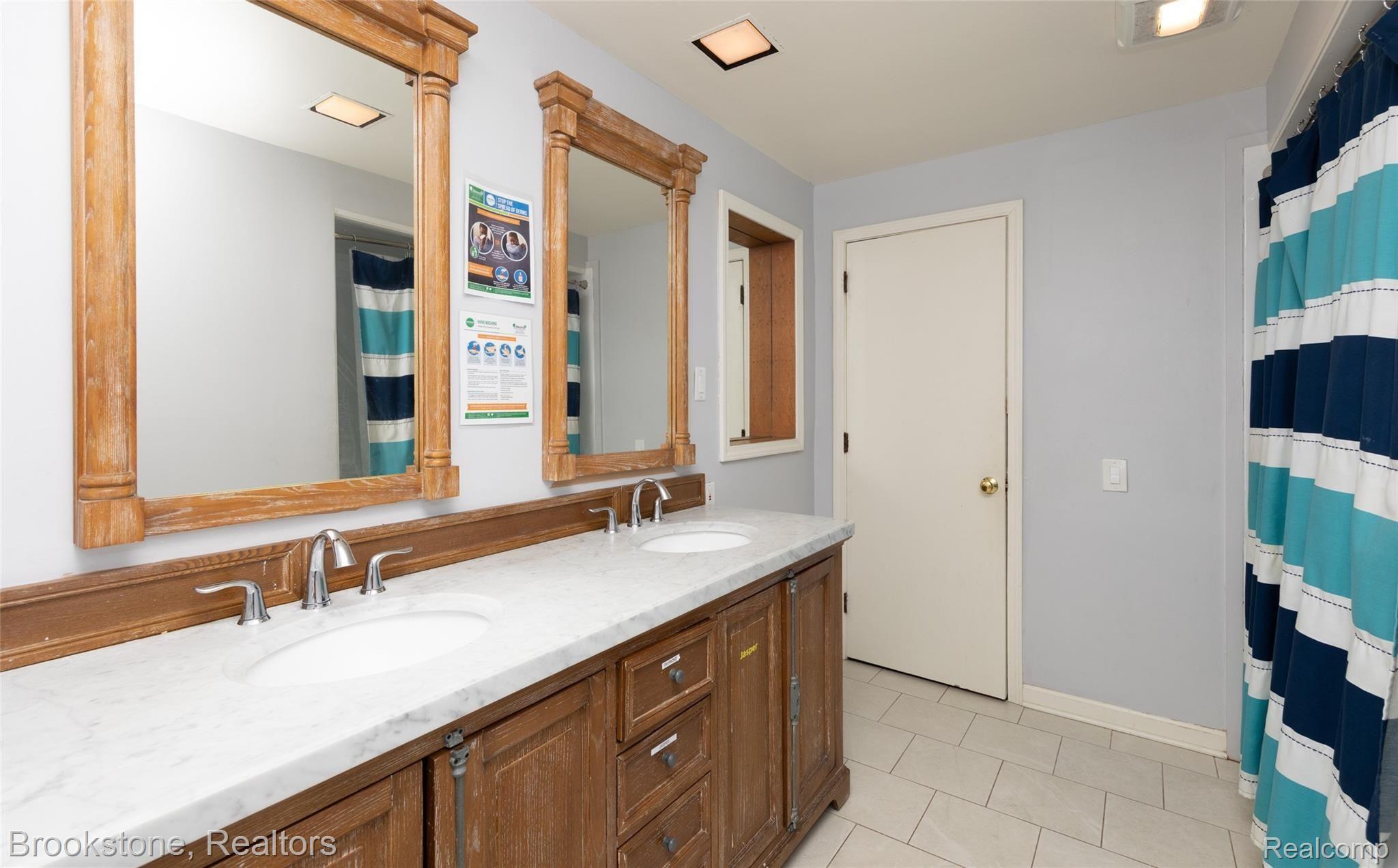 11511 Terrace Road Holly, MI 48442 - Photo 33 of 41 Private en suite to Bedroom 1
