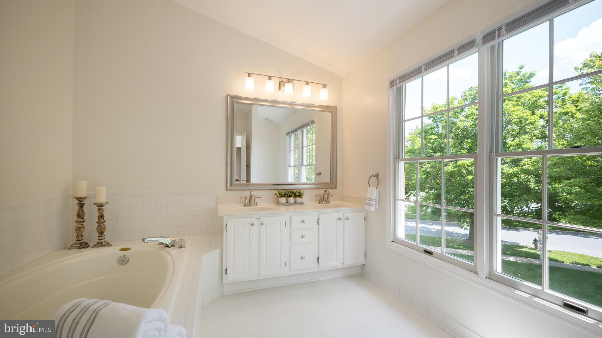 14016 Eternity Road Germantown, MD 20874 - Photo 19 of 36 Primary Bath