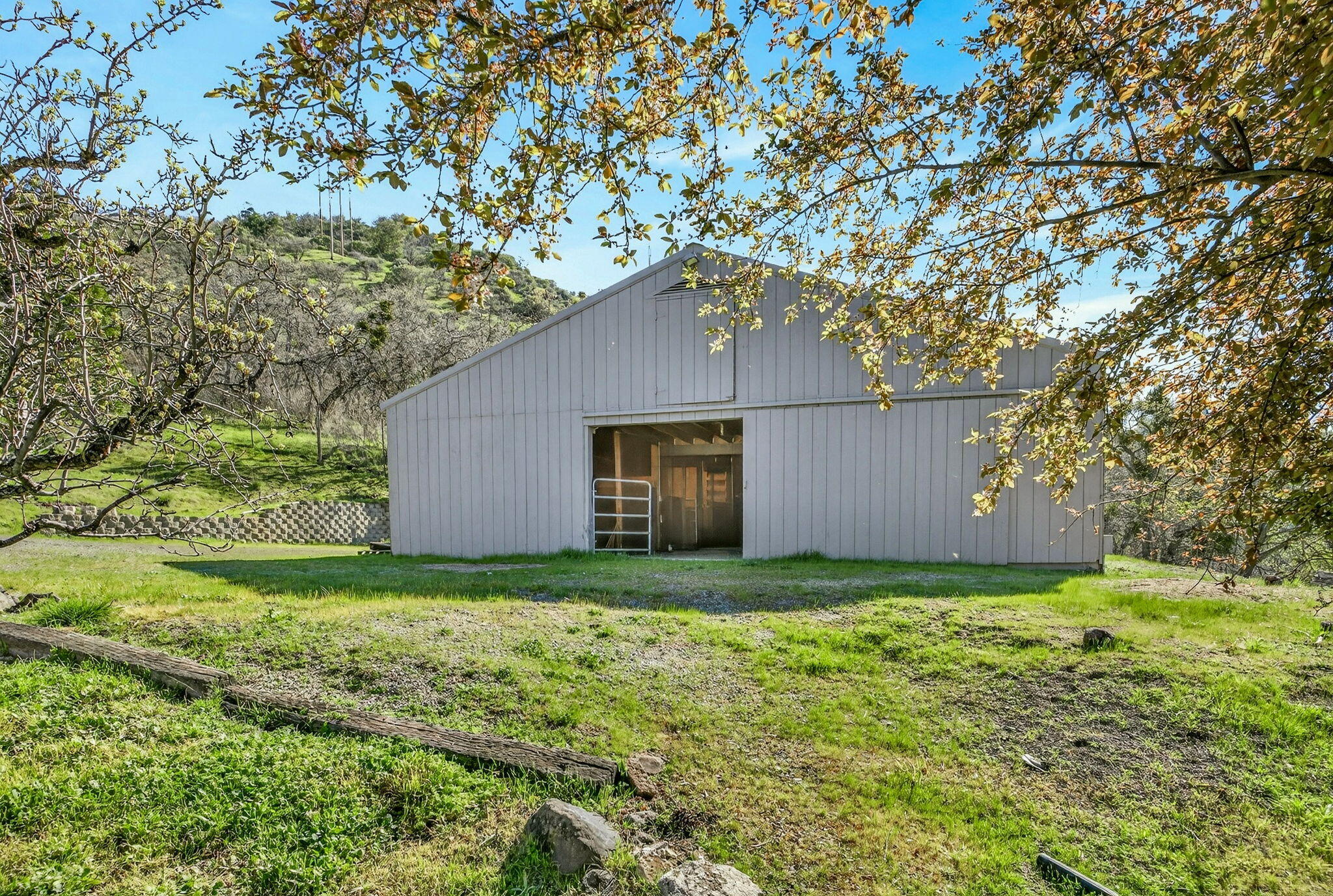 6023 Hillcrest Road Medford, OR 97504 - Photo 68 of 74 BARN 2