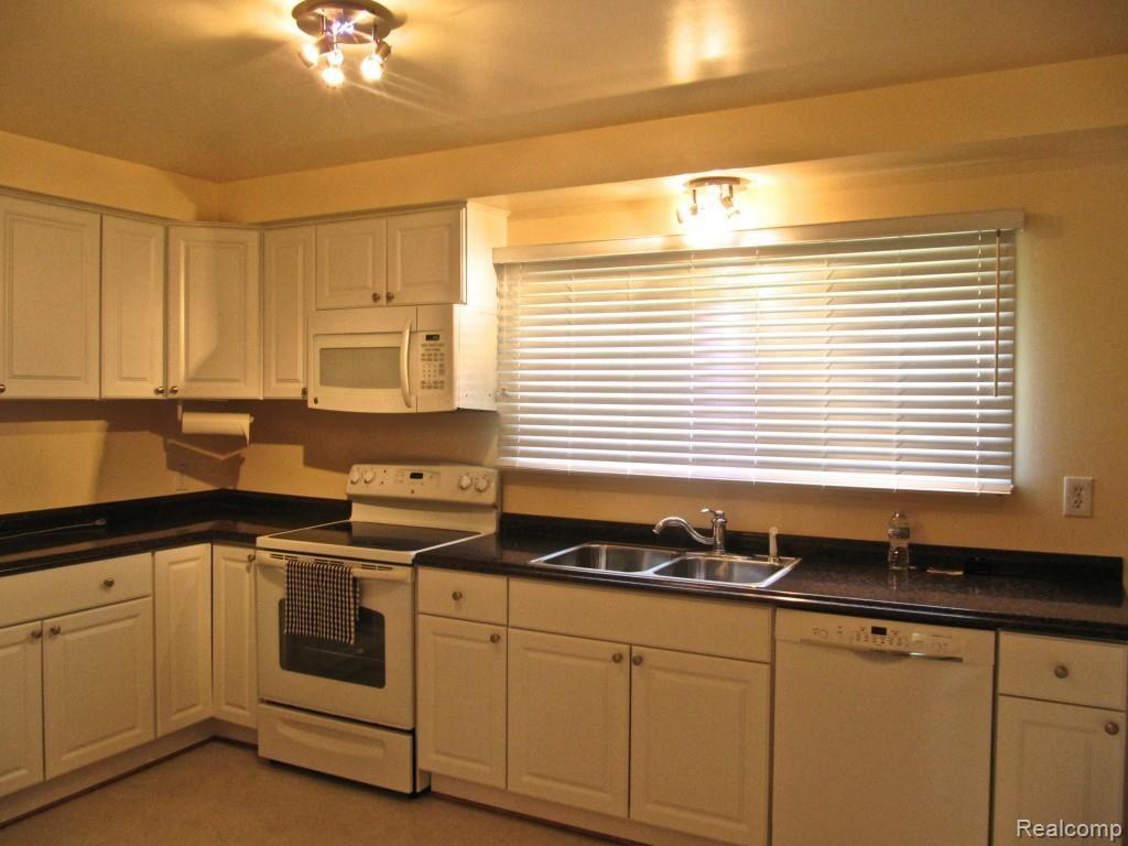 265 East Gunn Road Rochester, MI 48306 - Photo 18 of 28 Updated Kitchen