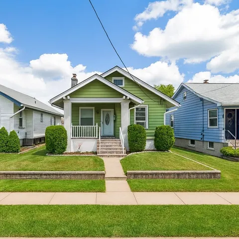 a view of a house with a yard