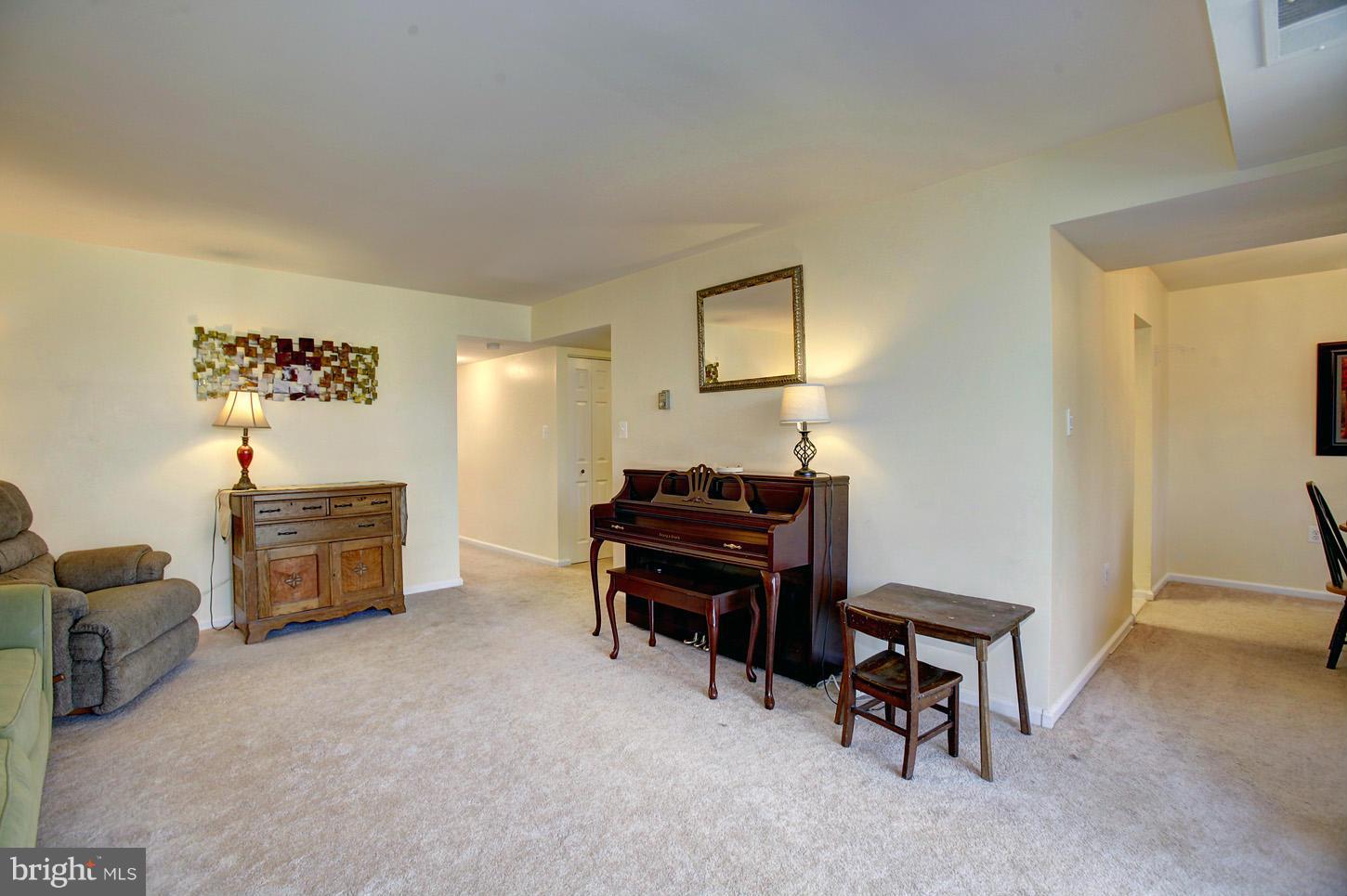 1523 Northgate Square, Unit 12B Reston, VA 20190 - Photo 3 of 26 Living Room