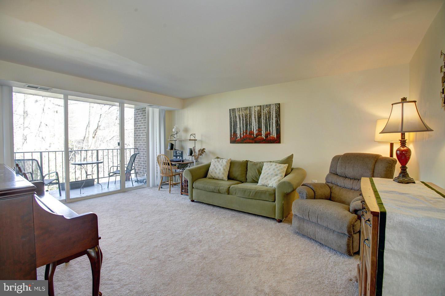 1523 Northgate Square, Unit 12B Reston, VA 20190 - Photo 4 of 26 Living Room