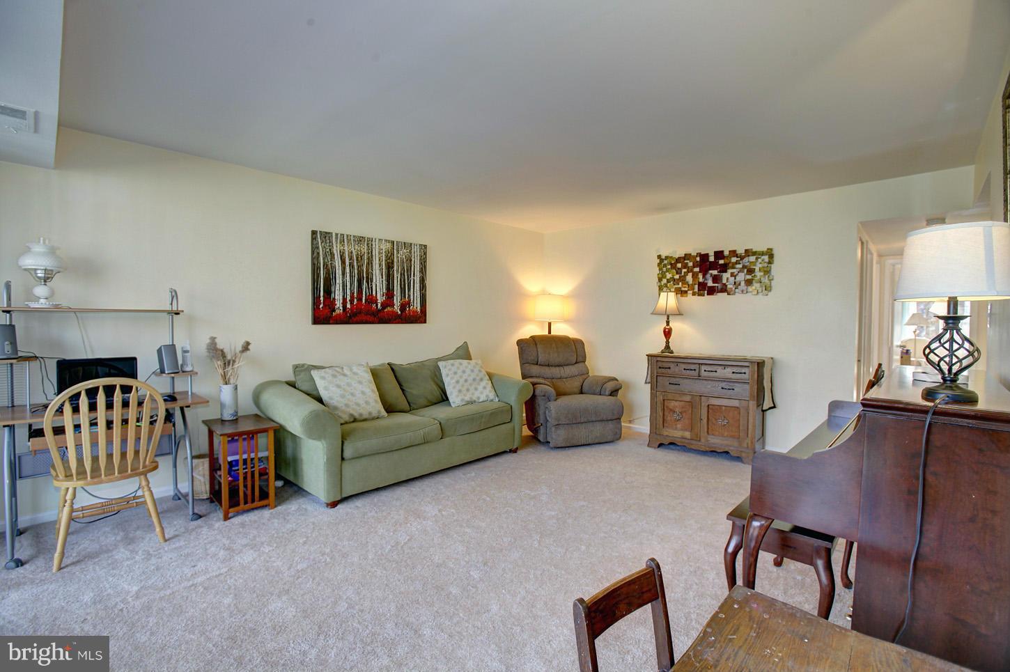 1523 Northgate Square, Unit 12B Reston, VA 20190 - Photo 5 of 26 Living Room
