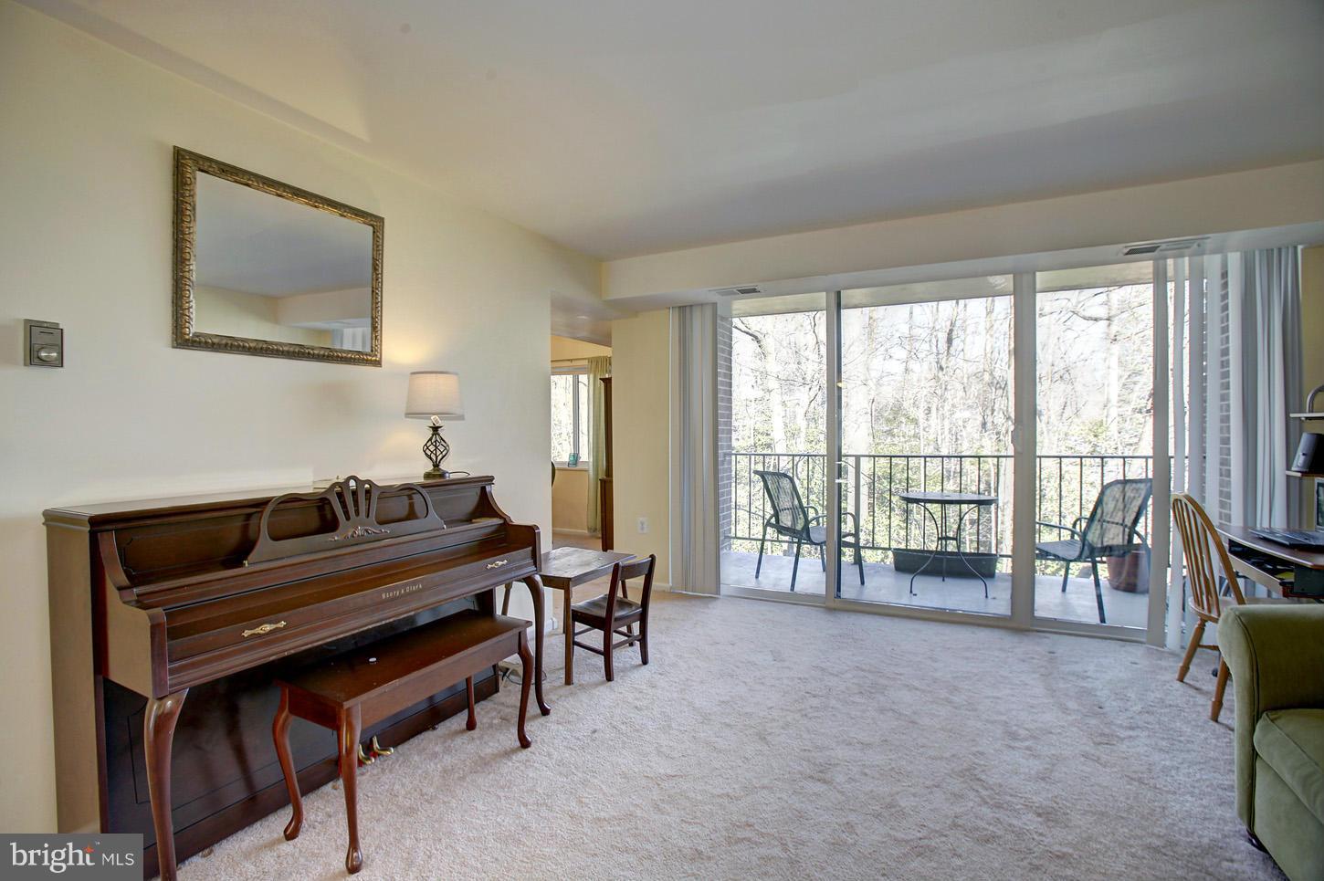 1523 Northgate Square, Unit 12B Reston, VA 20190 - Photo 6 of 26 Living Room