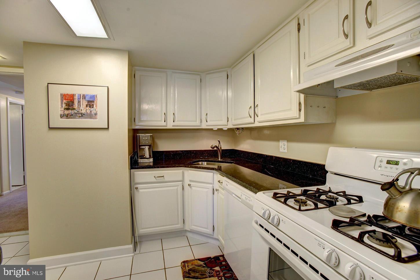 1523 Northgate Square, Unit 12B Reston, VA 20190 - Photo 8 of 26 Kitchen