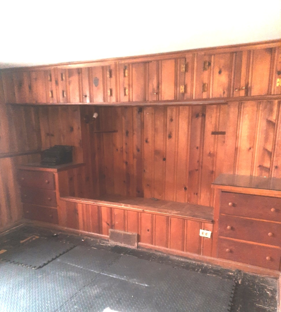 2665 East 77th Street Chicago, IL 60649 - Photo 35 of 46 a view of wooden door