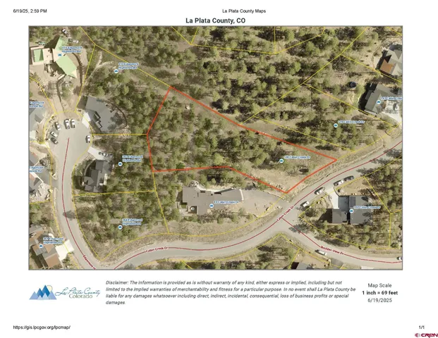 a black and white photo of a room