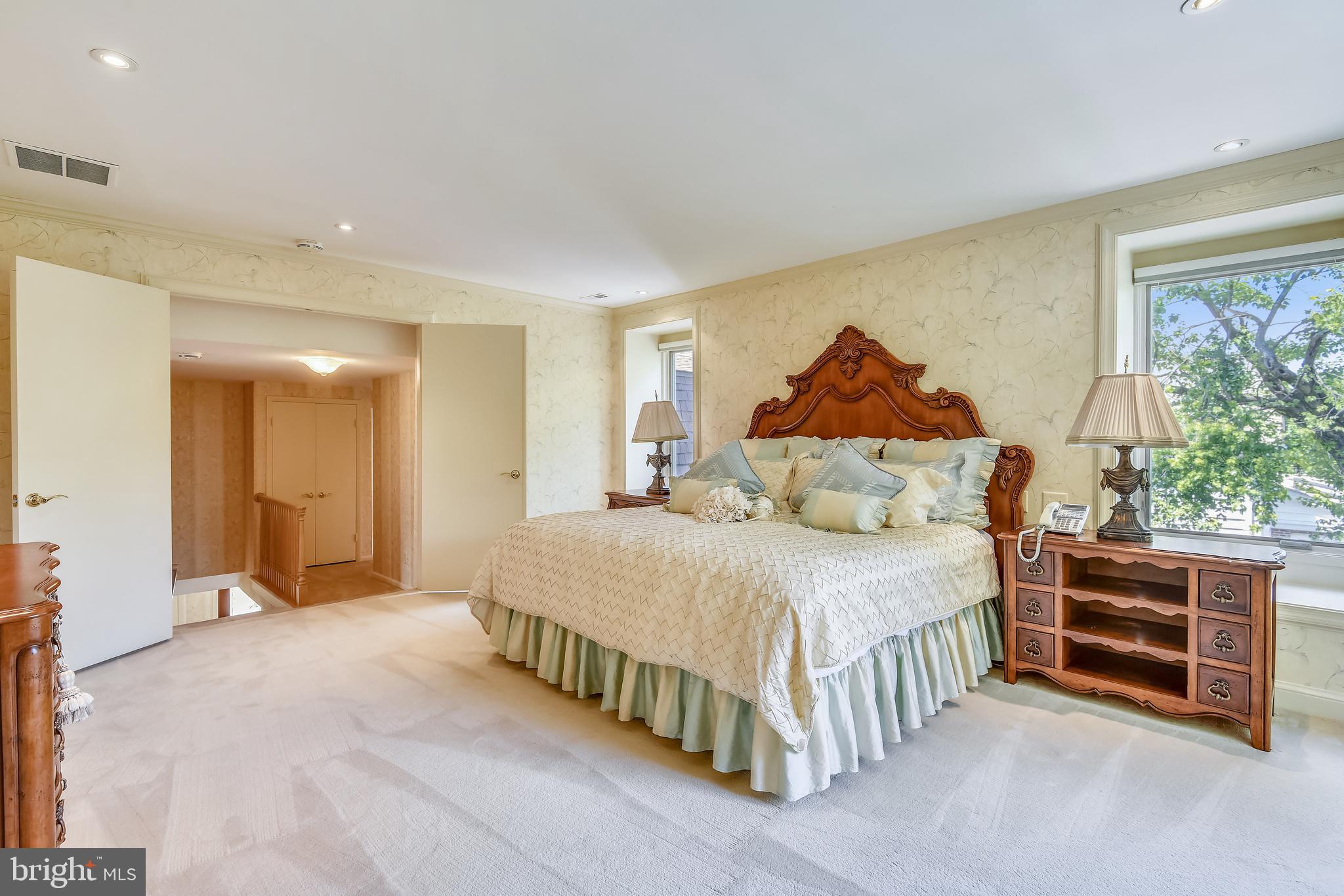11911 Seven Locks Road Potomac, MD 20854 - Photo 19 of 57 Bright and spacious!