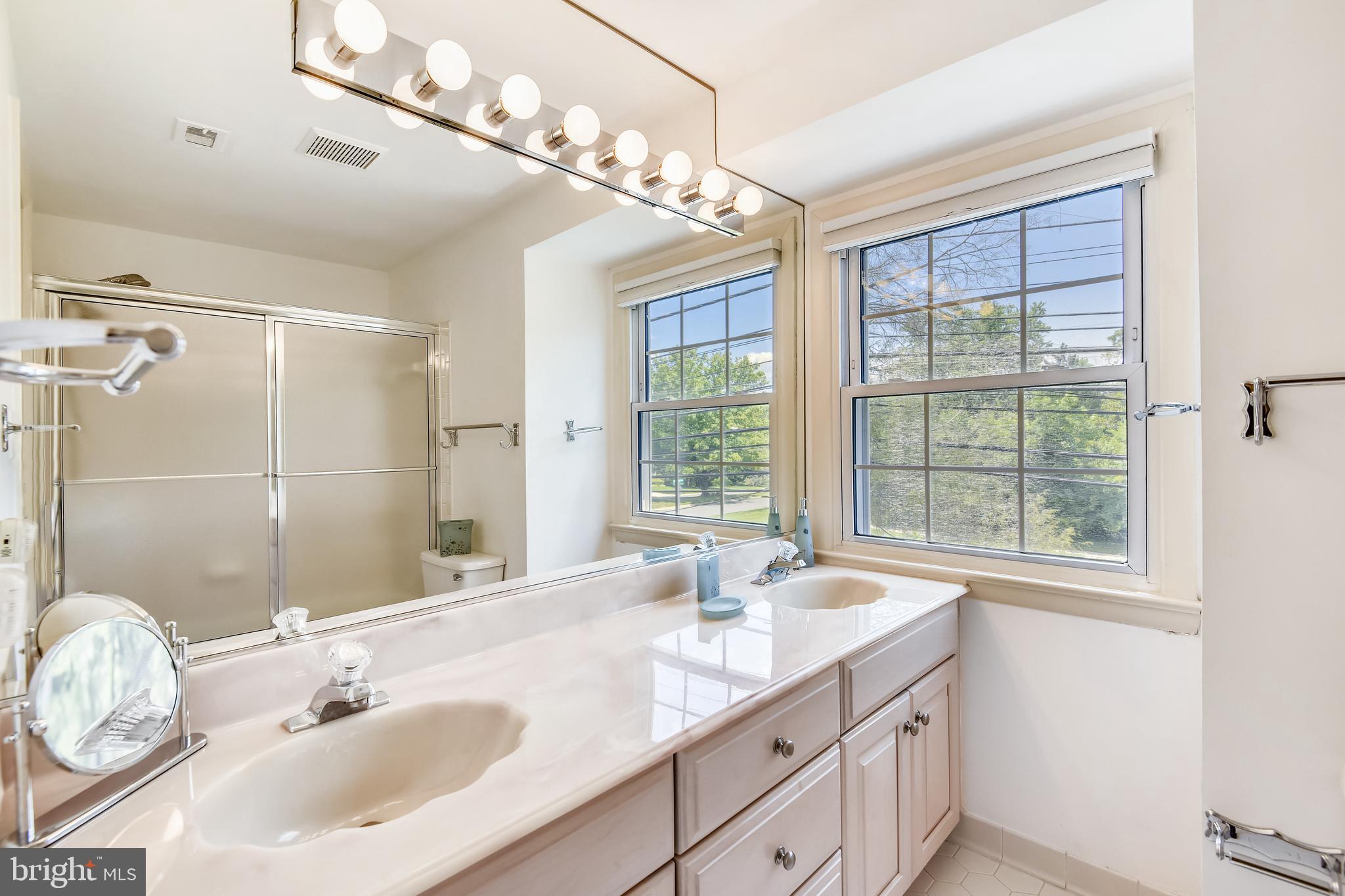 11911 Seven Locks Road Potomac, MD 20854 - Photo 27 of 57 Private bathroom for secondary master bedroom
