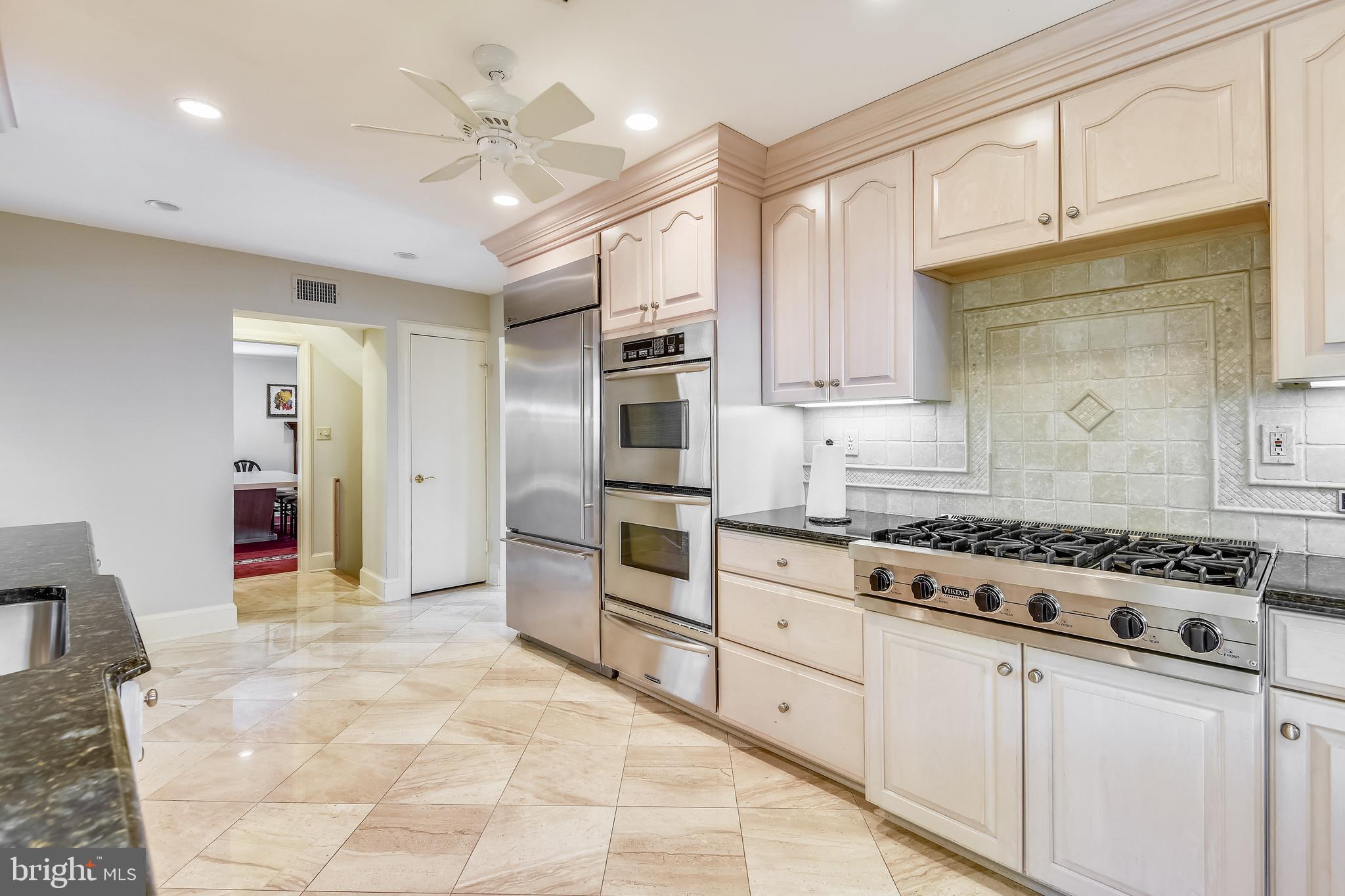 11911 Seven Locks Road Potomac, MD 20854 - Photo 10 of 57 6 Burners cooktop, 4 dishwashers and 2 sinks