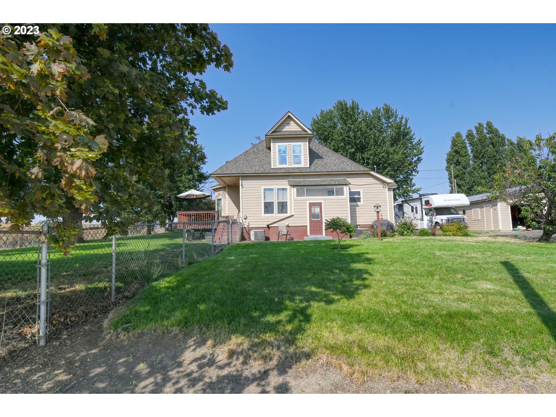 327 West Main Street Athena, OR 97813 - Photo 43 of 48 a front view of a house with garden