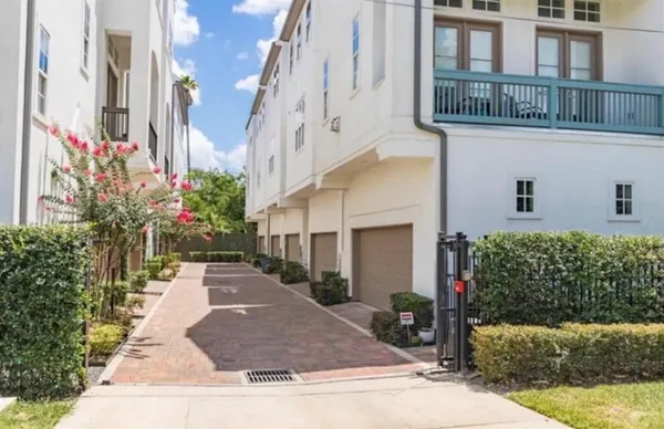 $3,200 | 2010 Beall Street, Houston, TX 77008