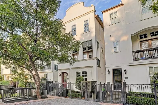$3,200 | 2010 Beall Street, Houston, TX 77008