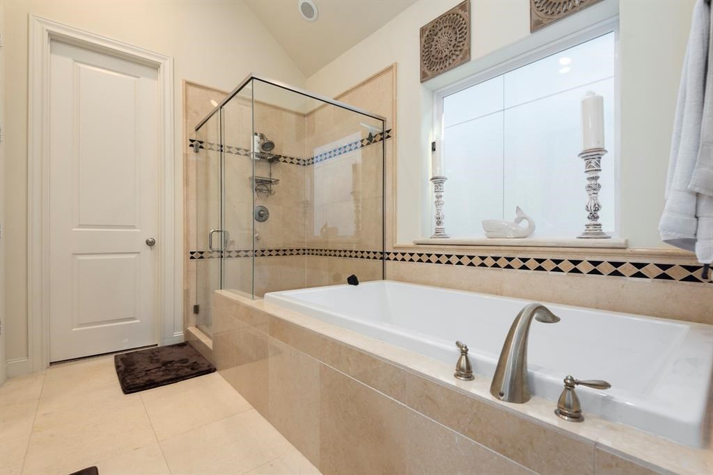 2010 Beall Street Houston, TX 77008 - Photo 8 of 17 a bathroom with a tub a sink and a mirror