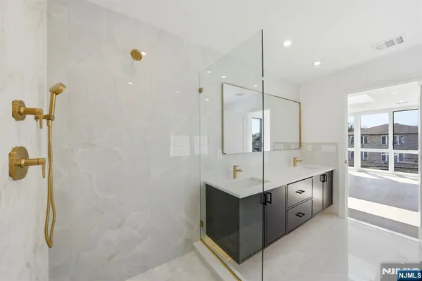 $6,900 | 211 East Harriet Avenue, Unit A, Palisades Park, NJ 07650