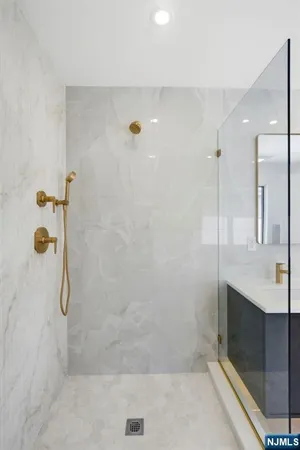 $6,900 | 211 East Harriet Avenue, Unit A, Palisades Park, NJ 07650