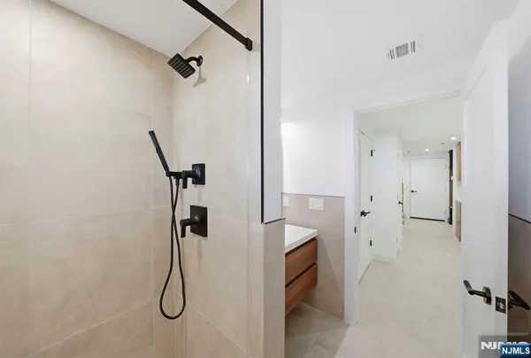 $6,900 | 211 East Harriet Avenue, Unit A, Palisades Park, NJ 07650