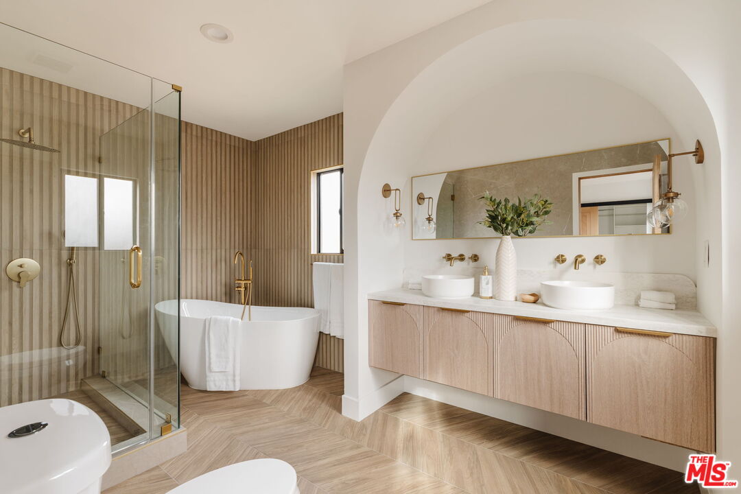 5168 Southridge Avenue Los Angeles, CA 90043 - Photo 28 of 74 a spacious bathroom with a double vanity sink mirror and bathtub