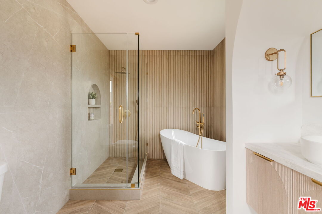 5168 Southridge Avenue Los Angeles, CA 90043 - Photo 29 of 74 a bathroom with a bathtub and shower