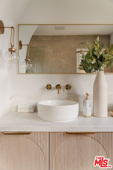 5168 Southridge Avenue Los Angeles, CA 90043 - Photo 33 of 74 a bathroom with a sink and a mirror