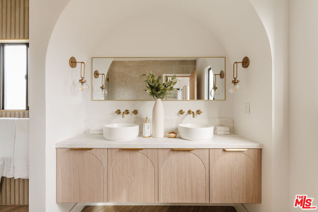 5168 Southridge Avenue Los Angeles, CA 90043 - Photo 34 of 74