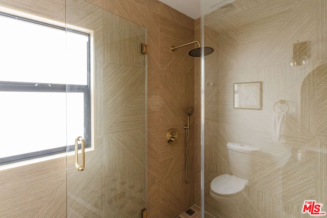 5168 Southridge Avenue Los Angeles, CA 90043 - Photo 45 of 74