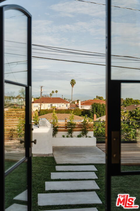 5168 Southridge Avenue Los Angeles, CA 90043 - Photo 49 of 74